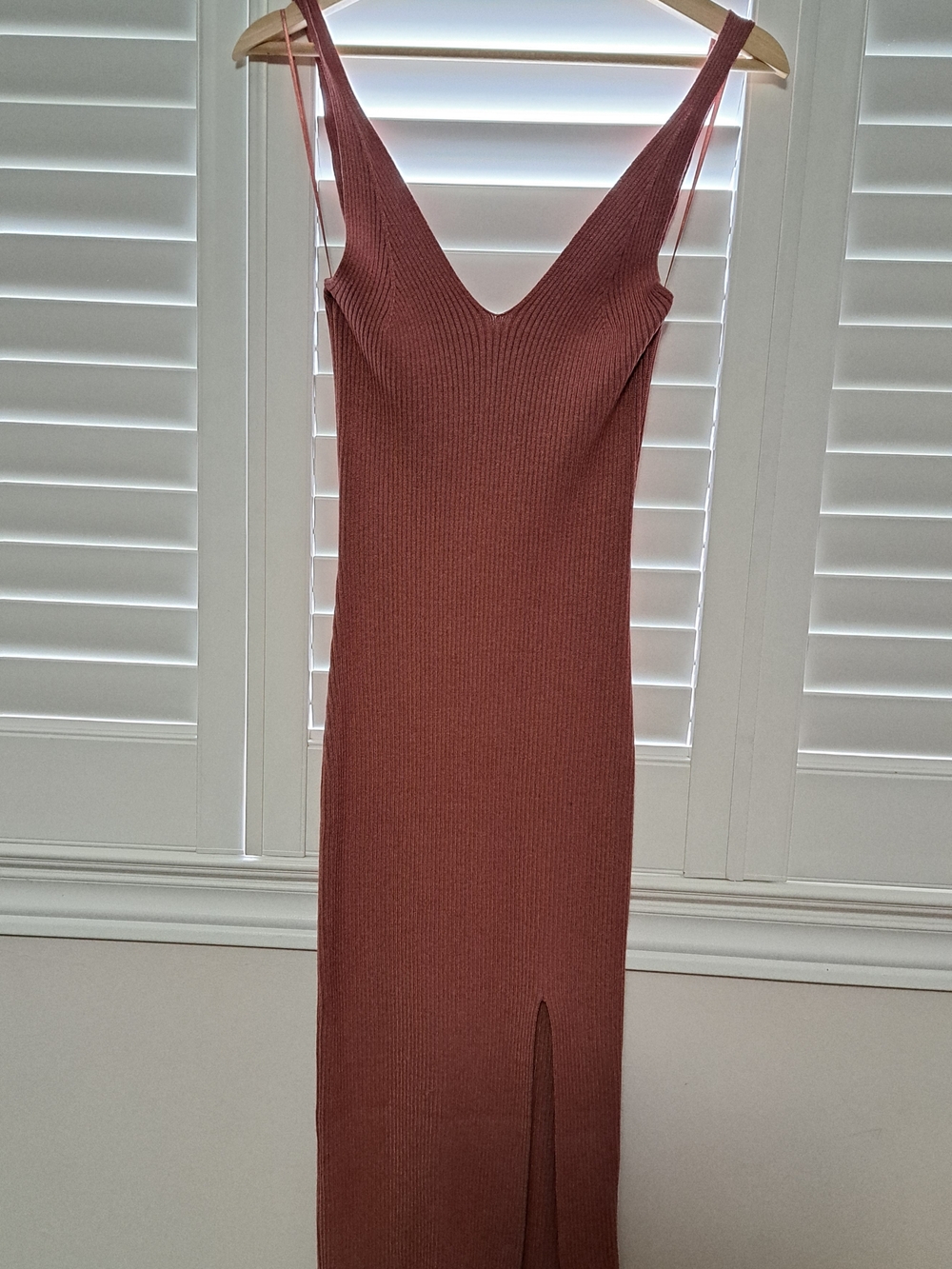 Dynamite Ribbed V-Neck Maxi Dress in Rose